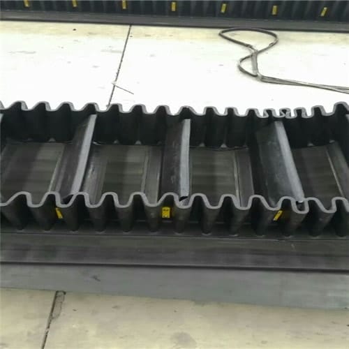 大傾角輸送帶生產廠家裙邊輸送帶廠家-央視品牌
